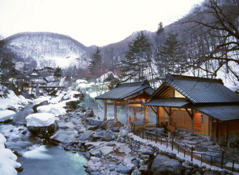 混浴・露天風呂の魅力を求めて群馬県の山奥に外国人がやってくる