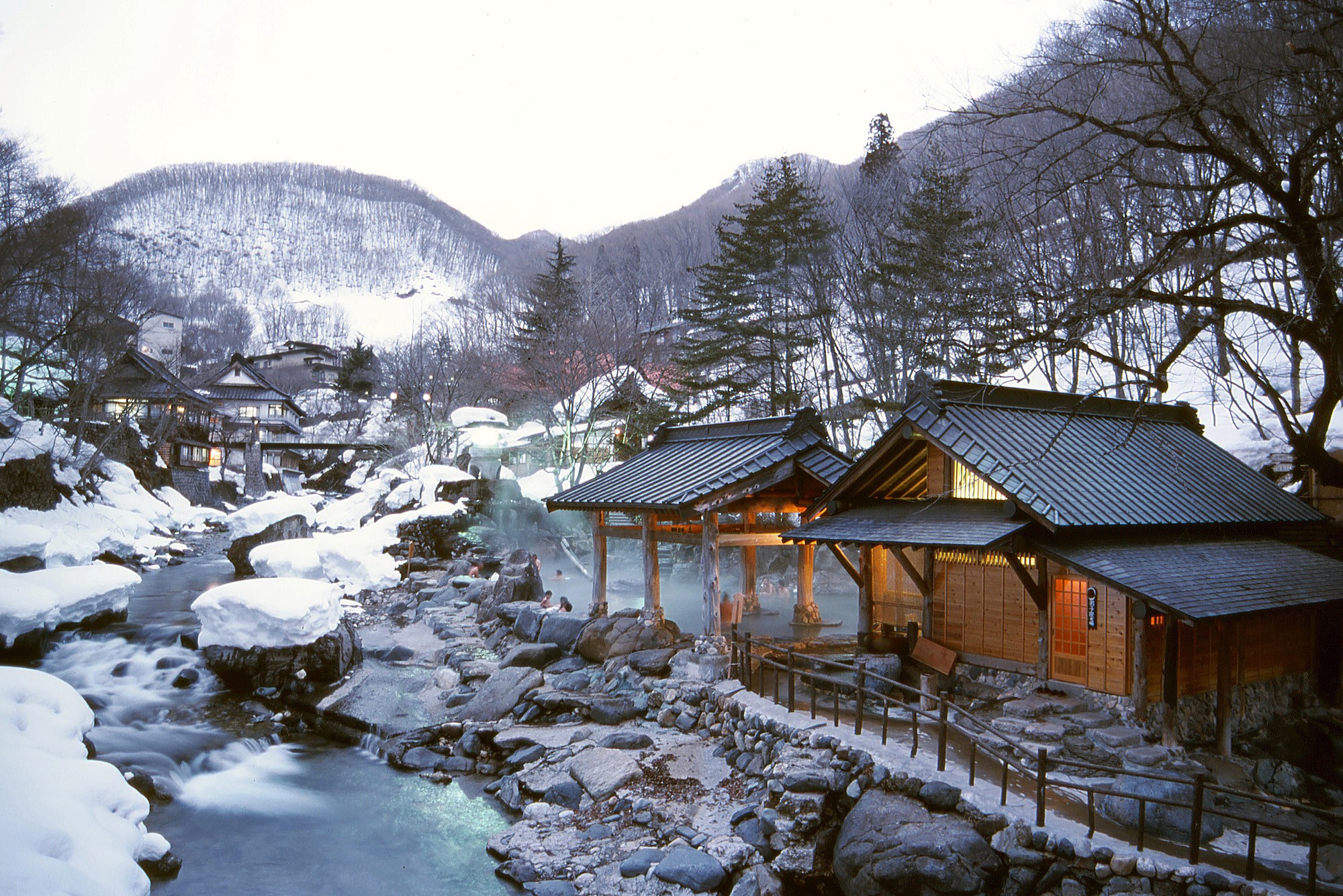 混浴・露天風呂の魅力を求めて群馬県の山奥に外国人がやってくる