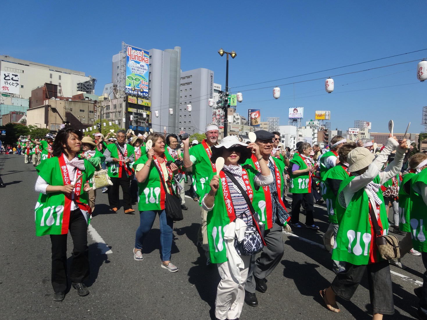 クルーズ客も博多どんたくに参加してお揃いのハッピを着る