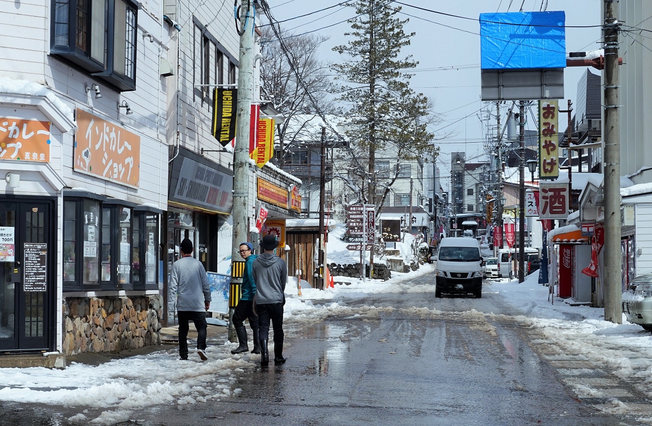 赤倉温泉には飲食店街があり、夜になるとネオンがきらめく