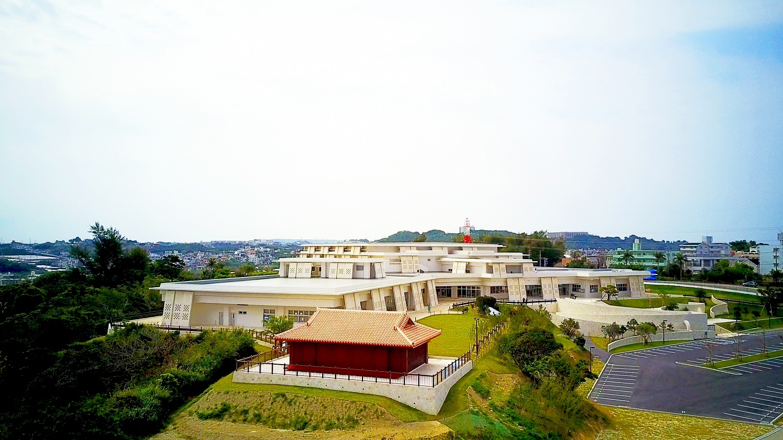 豊見城城址公園跡地に沖縄空手会館がある