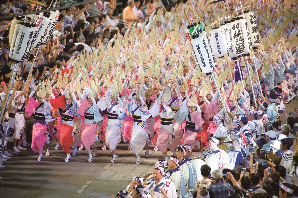 外国人も踊る！　阿波踊りの国際化！