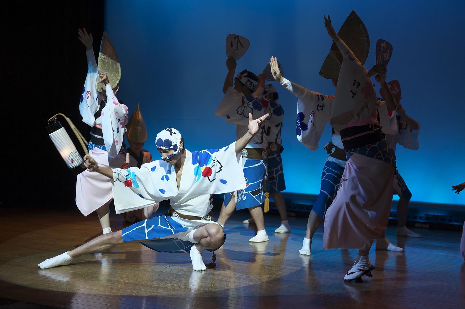 毎日、日替わりで有名連の踊りが見学できる阿波踊り会館