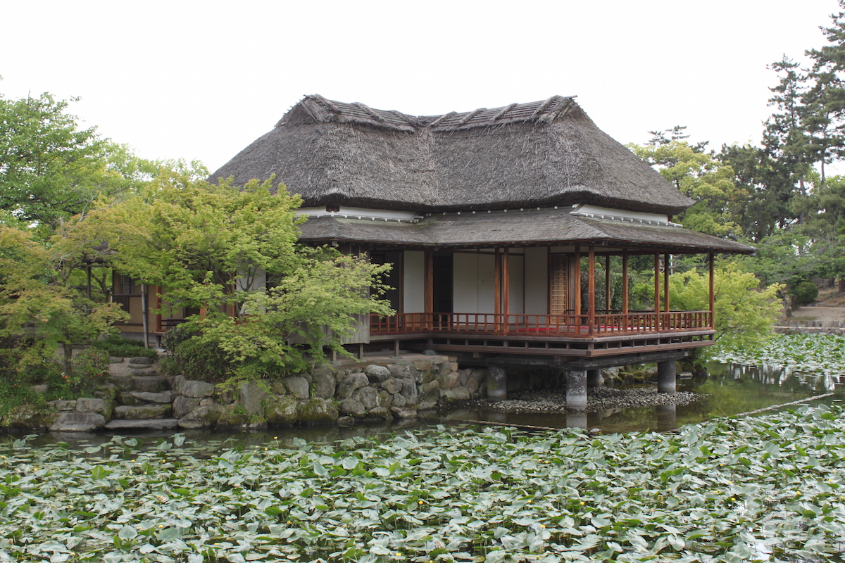 外国人旅行者にも人気の茶室を復元した陽林亭