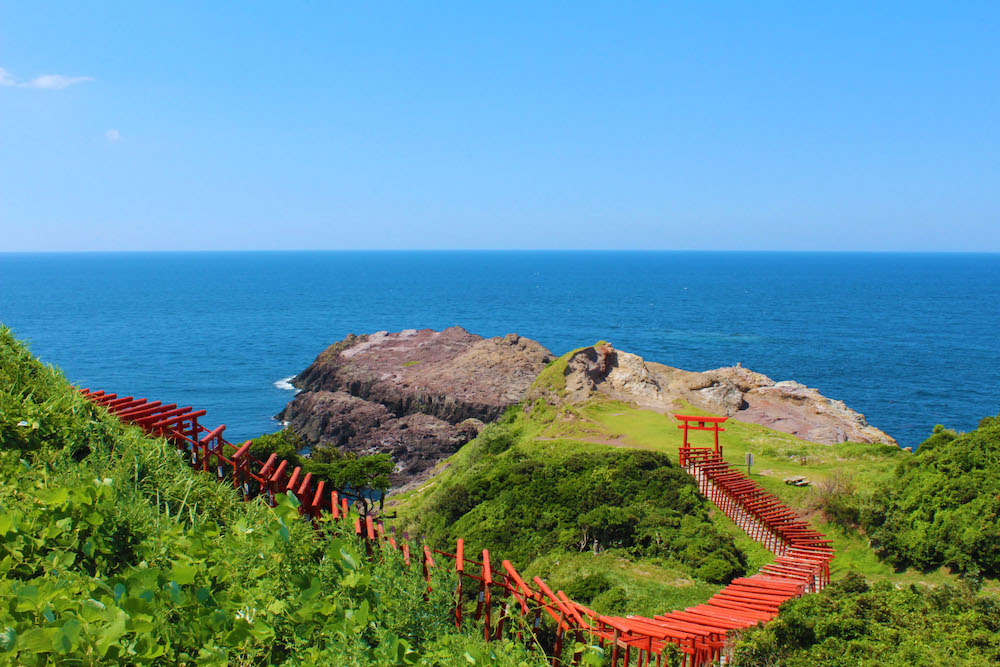 長門市の美しい海辺に赤い鳥居が並ぶ鮮烈な写真、元乃隅稲成神社が大ブレイク