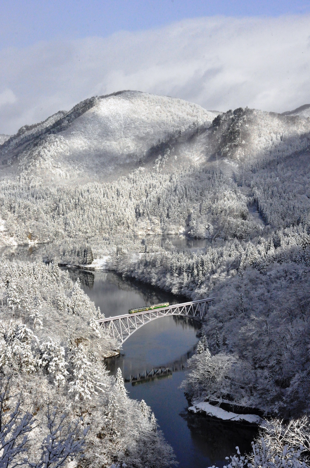 奥会津を走る只見線、雪景色の鉄橋の写真を撮影に中国人観光客がやって来る