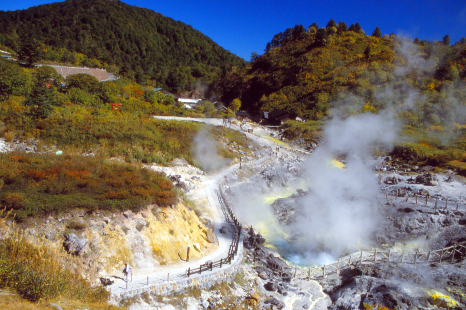 玉川温泉の源泉から毎分9000リットルの湧出量を誇る